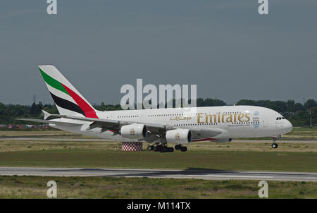 DUESSELDORF, Germania - 1 Luglio 2015: il volo inaugurale di Emirates Airline con Airbus A380-800 da Dubai a Duesseldorf mentre approccio finale Foto Stock