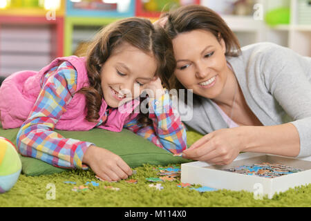 Madre e figlia piccola raccolta di puzzle Foto Stock