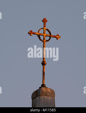 Sole di sera sul metallo arrugginito celtic cross, Lancashire, Regno Unito Foto Stock