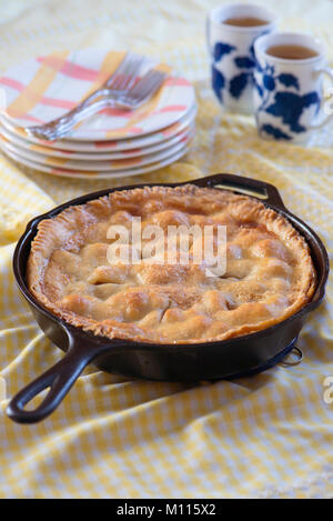 Apple Pandoddy in una ghisa pan Foto Stock