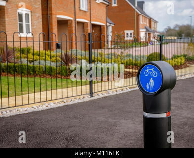 La nuova segnaletica segnando un uso condiviso del piede e pista ciclabile in Hampshire area residenziale. Foto Stock