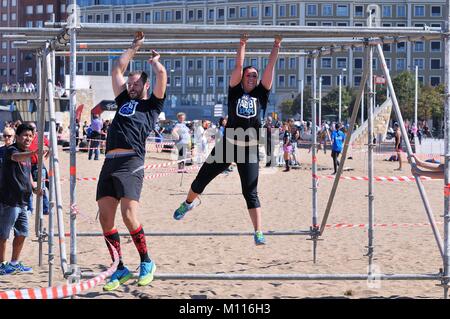 GIJON, Spagna - 19 settembre: Storm Race, una estrema ostacolo corso in settembre 19, 2015 a Gijon, Spagna. I partecipanti in condizioni estreme di corsa a ostacoli. Foto Stock