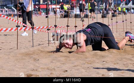 GIJON, Spagna - 19 settembre: Storm Race, una estrema ostacolo corso in settembre 19, 2015 a Gijon, Spagna. Guide di scorrimento è strisciato sotto il filo. Foto Stock