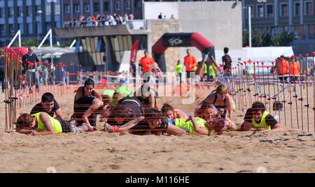 GIJON, Spagna - 19 settembre: Storm Race, una estrema ostacolo corso in settembre 19, 2015 a Gijon, Spagna. Guide di scorrimento è strisciato sotto il filo. Foto Stock