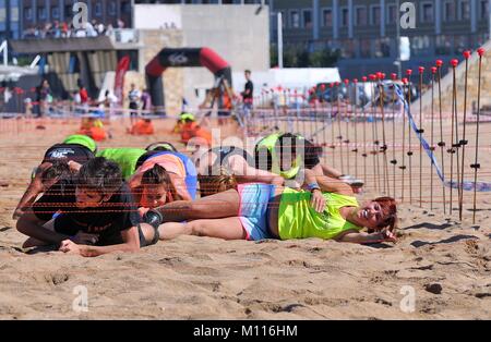 GIJON, Spagna - 19 settembre: Storm Race, una estrema ostacolo corso in settembre 19, 2015 a Gijon, Spagna. Guide di scorrimento è strisciato sotto il filo. Foto Stock