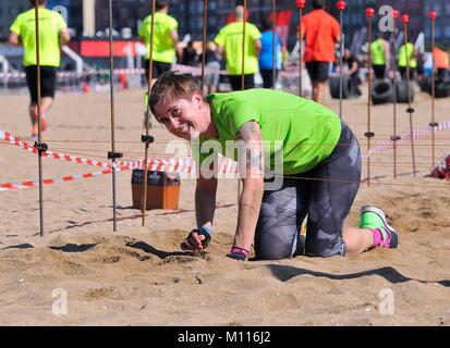 GIJON, Spagna - 19 settembre: Storm Race, una estrema ostacolo corso in settembre 19, 2015 a Gijon, Spagna. Guide di scorrimento è strisciato sotto il filo. Foto Stock