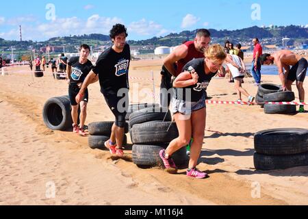 GIJON, Spagna - 19 settembre: Storm Race, una estrema ostacolo corso in settembre 19, 2015 a Gijon, Spagna. I partecipanti in estrema ostacolo corso dra Foto Stock