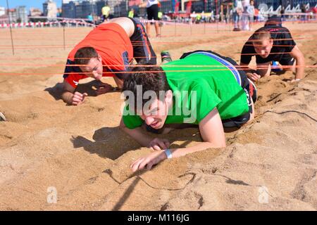 GIJON, Spagna - 19 settembre: Storm Race, una estrema ostacolo corso in settembre 19, 2015 a Gijon, Spagna. Guide di scorrimento è strisciato sotto il filo. Foto Stock