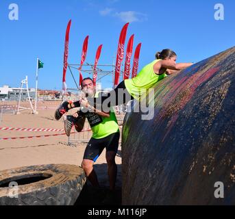 GIJON, Spagna - 19 settembre: Storm Race, una estrema ostacolo corso in settembre 19, 2015 a Gijon, Spagna. I partecipanti in estrema ostacolo corso jum Foto Stock