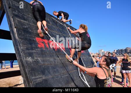 GIJON, Spagna - 19 settembre: Storm Race, una estrema ostacolo corso in settembre 19, 2015 a Gijon, Spagna. I partecipanti in estrema ostacolo corso jum Foto Stock