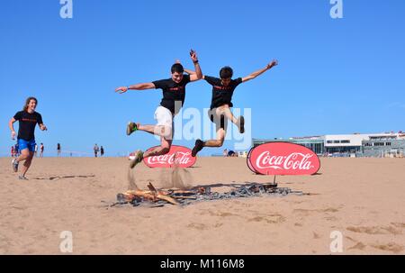 GIJON, Spagna - 19 settembre: Storm Race, una estrema ostacolo corso in settembre 19, 2015 a Gijon, Spagna. Guide di scorrimento salta una barriera di fuoco. Foto Stock