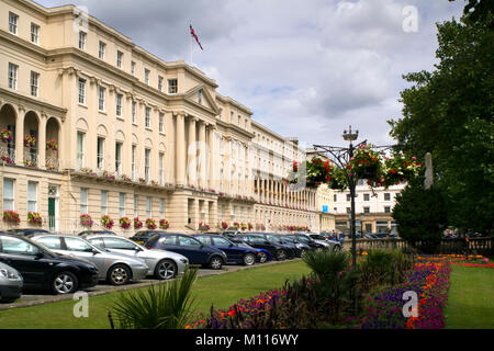 Cheltenham, Gloucestershire, Regno Unito - 25 Luglio 2010: estate colorate aiuole di fronte degli uffici comunali sul lungomare, Cheltenham. Completata intorno al 1835 Queste sono considerati da molti come il migliore Regency edifici a Cheltenham. Estate colorate aiuole di fronte degli uffici comunali sul lungomare, Cheltenham, Gloucestershire, Regno Unito Foto Stock