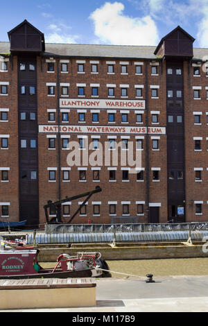 Gloucester, Regno Unito - 24 agosto 2010: ristrutturazione di un vecchio magazzino vittoriano edificio storico in Gloucester Docks ospita il National Waterways Museum. Convertite i vecchi edifici di magazzino del Waterways Museum in Gloucester Docks, Gloucester, Regno Unito Foto Stock