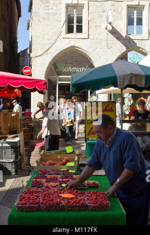 Cahors, Francia - Settembre 22nd, 2010: i mercati di strada in Cahors si svolgono ogni mercoledì e sabato. Comuni cittadini e turisti vieni ad acquistare prodotti locali sulla vivace bancarelle. Foto Stock