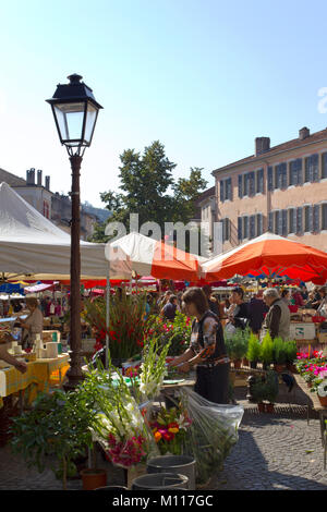 Cahors, Francia - Settembre 22nd, 2010: i mercati di strada in Cahors si svolgono ogni mercoledì e sabato. Comuni cittadini e turisti vieni ad acquistare prodotti locali sulla vivace bancarelle. Foto Stock