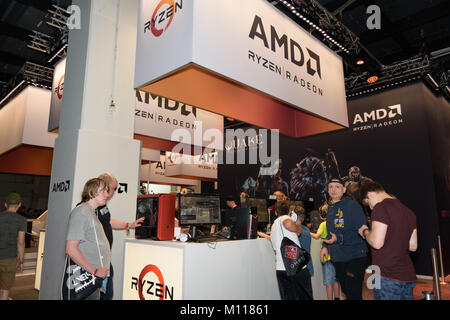 Colonia, Germania - 24 agosto 2017: i visitatori allo stand del processore e scheda grafica AMD produttore in occasione di gamescom 2017. Foto Stock