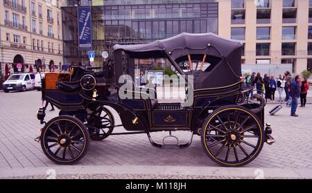 Fotografia a colori di un autobus elettrico parcheggiata di fronte l' Academie der kunste sulla Pariser Platz nel quartiere Mitte di Berlino, Germania Foto Stock