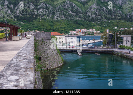Torre Kampana, parte delle mura della città vecchia di Kotor città costiera, situata nella Baia di Kotor del Mare Adriatico, Montenegro Foto Stock