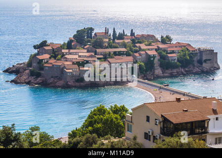 Vista a distanza di Sveti Stefan isolotto e cinque stelle di Aman Sveti Stefan hotel resort sulla costa adriatica del Montenegro Foto Stock