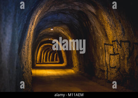 In Tunnel di Rafailovici località di villeggiatura, parte della cosiddetta Riviera di Budva sulla costa del Mare Adriatico in Montenegro Foto Stock