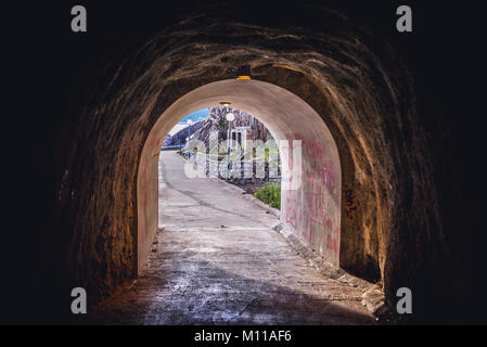 In Tunnel di Rafailovici località di villeggiatura, parte della cosiddetta Riviera di Budva sulla costa del Mare Adriatico in Montenegro Foto Stock