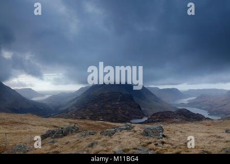 Vista da Brandreth di (da sinistra a destra) Ennerdale acqua, Stile di alta gamma, Crummock acqua e Buttermere, nel distretto del lago, Cumbria, England, Regno Unito Foto Stock