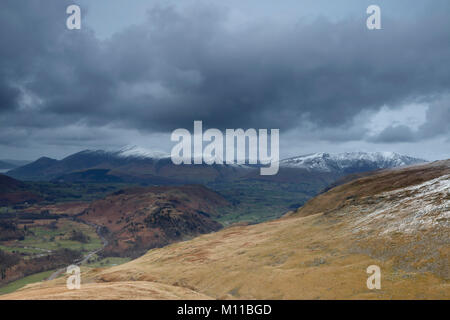 Vista dal lato bianco sulla gamma Helvellyn verso Skiddaw e Blencathra, Lake District, Cumbria, England, Regno Unito Foto Stock