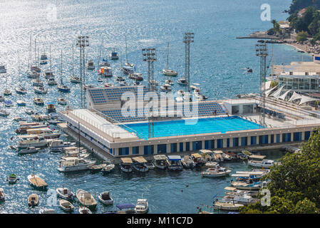 Jadran piscina in Herceg Novi città sul mare Adriatico costa in Montenegro Foto Stock