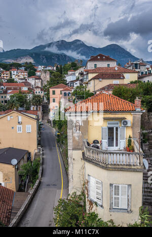 Old tenement case a Herceg Novi città sul mare Adriatico Baia di Kotor costa in Montenegro Foto Stock