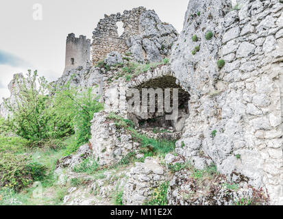 Bellissime rovine del castello di Rocca Calascio, provincia di L'Aquila, Abruzzo, Italia Foto Stock