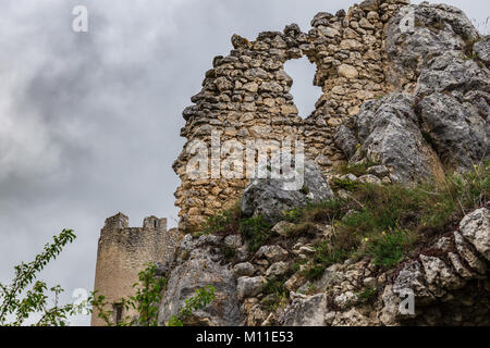 Bellissime rovine del castello di Rocca Calascio, provincia di L'Aquila, Abruzzo, Italia Foto Stock