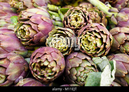 Street market alimentare. Carciofi organico su un cavalletto. Foto Stock