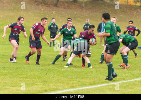 Kent gli studenti universitari a Canterbury concorrenti nel rugby union match. contro un altro ateneo. Foto Stock