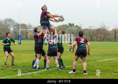 Kent gli studenti universitari a Canterbury concorrenti nel rugby union match. contro un altro ateneo. Foto Stock