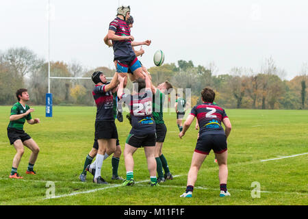 Kent gli studenti universitari a Canterbury concorrenti nel rugby union match. contro un altro ateneo. Foto Stock