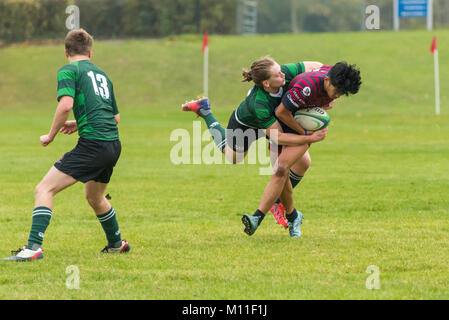 Kent gli studenti universitari a Canterbury concorrenti nel rugby union match. contro un altro ateneo. Foto Stock