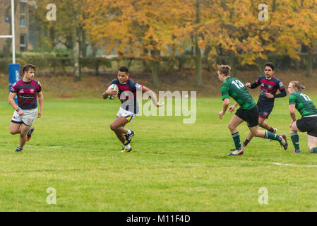 Kent gli studenti universitari a Canterbury concorrenti nel rugby union match. contro un altro ateneo. Foto Stock