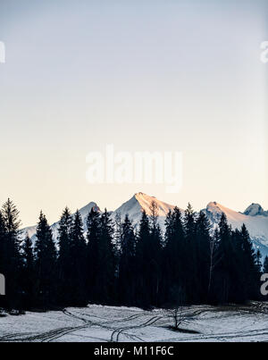 Ispirando Montagne Paesaggio invernale Tatra. Guardando Alti Tatra al tramonto Foto Stock