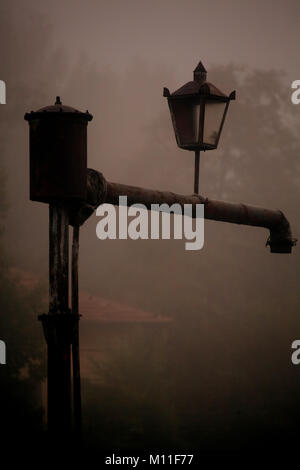 Abstract vintage old town dettagli in mattinata nebbiosa Foto Stock