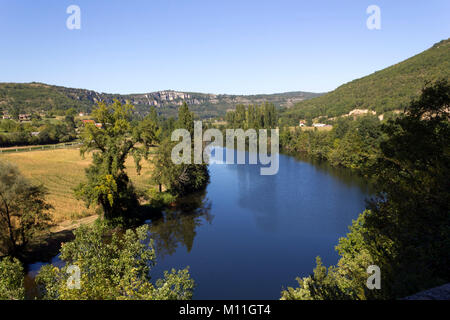 Il tranquillo fiume Lot fluente attraverso il paesaggio rurale vicino a Cajarc, Lot, Quercy, Francia, Europa Foto Stock