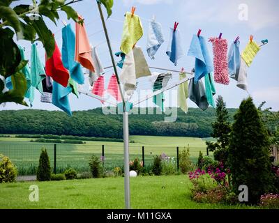 Rotary asciugatrice con appesi panni per la pulizia a pulizia di primavera Foto Stock