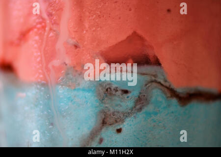 Macro close up food fotografia di rosa e azzurro estate tempo gelato come un astratto di sfondo e i sapori di fragola e bubblegum Foto Stock