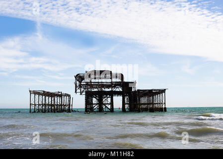 I resti del molo Ovest di Brighton in una giornata di sole Foto Stock