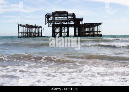 I resti del molo Ovest di Brighton in una giornata di sole Foto Stock