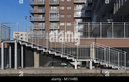 In metallo color argento e rampa di scale per le sedie a rotelle in una produzione di massa casa di città dove le persone con disabilità a vivere. Collage panoramico da diversi o Foto Stock