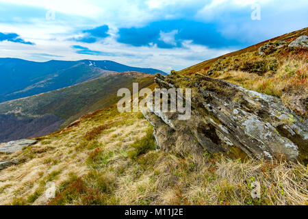 Il paesaggio con le vecchie pietre nelle montagne dei Carpazi, Ucraina Foto Stock