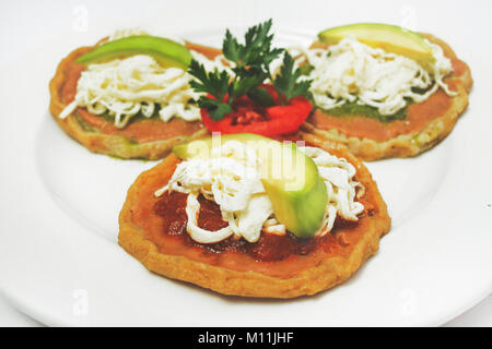 Sopes messicana salsa piccante cibo in città del messico Foto Stock