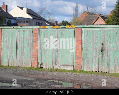 Blocco di lock up garage residenziale, REGNO UNITO Foto Stock