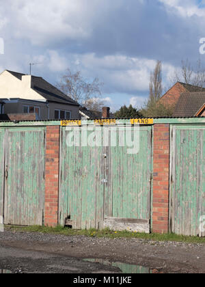 Blocco di lock up garage residenziale, REGNO UNITO Foto Stock