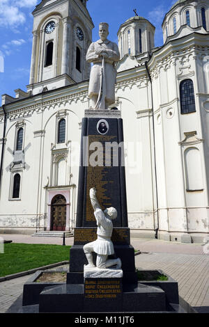 SMEDEREVO, SERBIA - circa nel maggio 2016 un monumento di eroi di guerra Giornate Mondiali uno vicino Cattedrale nella piazza principale Foto Stock